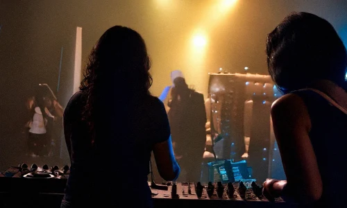 Before the Peak: Why the Warm-Up DJ Still Shapes the Night image