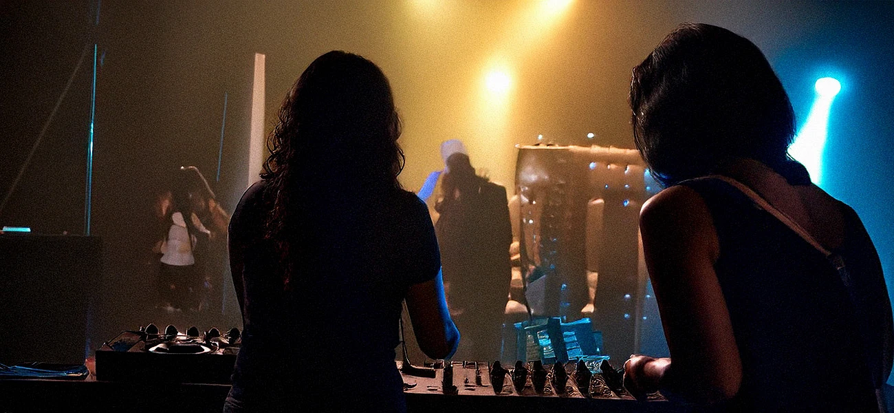 Before the Peak: Why the Warm-Up DJ Still Shapes the Night Article Image